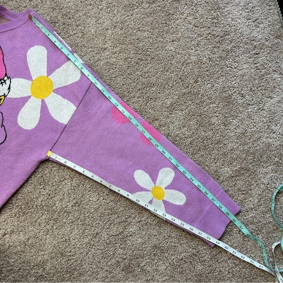 Disney Daisy Duck White and Pink Flowers Lilac Purple Sweater Size XL - Picture 8 of 9